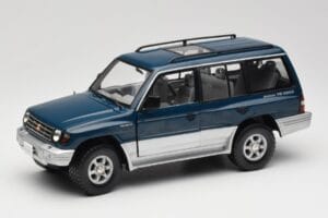 Mitsubishi Pajero V20 LWB Modrý & Stříbrný Sun Star 1:18 1212 Kov