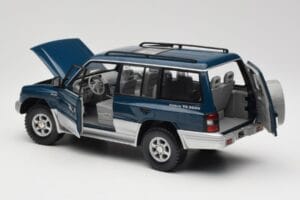 Mitsubishi Pajero V20 LWB Modrý & Stříbrný Sun Star 1:18 1212 Kov – obrázek 5 z 8