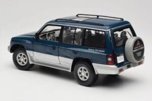 Mitsubishi Pajero V20 LWB Modrý & Stříbrný Sun Star 1:18 1212 Kov – obrázek 7 z 8