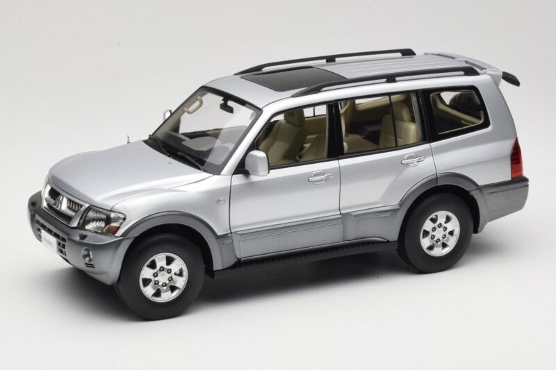 Mitsubishi Pajero V73 Modrý YC Model 1:18 241218040102010209 Kov
