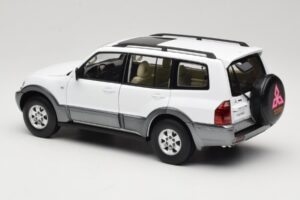 Mitsubishi Pajero V73 Bílý YC Model 1:18 241218040103010206 Kov – obrázek 7 z 8