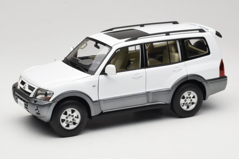 Mitsubishi Pajero V73 Bílý YC Model 1:18 241218040103010206 Kov