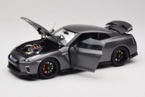 Nissan GT-R R35 Track Edition NISMO Gun Metallic MotorHelix 1:18 M83507 Kov – obrázek 2 z 8