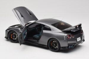Nissan GT-R R35 Track Edition NISMO Gun Metallic MotorHelix 1:18 M83507 Kov – obrázek 5 z 8