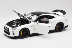 Nissan GT-R R35 Track Edition NISMO Pearl White MotorHelix 1:18 M83518 Kov – obrázek 2 z 8