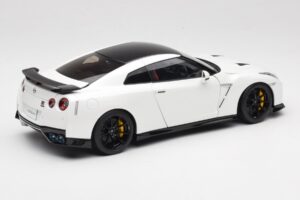 Nissan GT-R R35 Track Edition NISMO Pearl White MotorHelix 1:18 M83518 Kov – obrázek 3 z 8