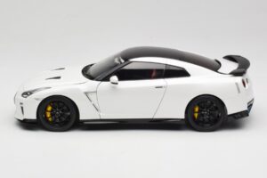 Nissan GT-R R35 Track Edition NISMO Pearl White MotorHelix 1:18 M83518 Kov – obrázek 4 z 8