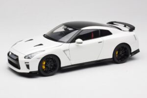 Nissan GT-R R35 Track Edition NISMO Pearl White MotorHelix 1:18 M83518 Kov