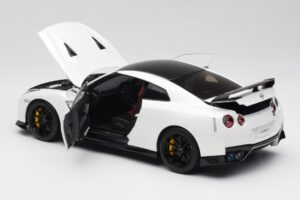 Nissan GT-R R35 Track Edition NISMO Pearl White MotorHelix 1:18 M83518 Kov – obrázek 5 z 8