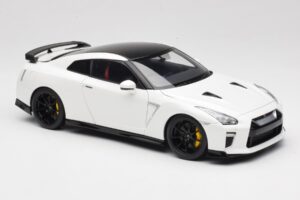 Nissan GT-R R35 Track Edition NISMO Pearl White MotorHelix 1:18 M83518 Kov – obrázek 6 z 8