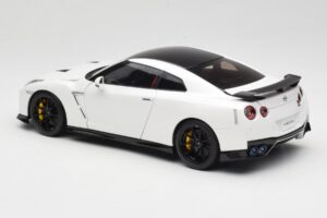 Nissan GT-R R35 Track Edition NISMO Pearl White MotorHelix 1:18 M83518 Kov – obrázek 7 z 8