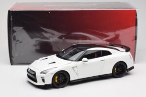 Nissan GT-R R35 Track Edition NISMO Pearl White MotorHelix 1:18 M83518 Kov – obrázek 8 z 8