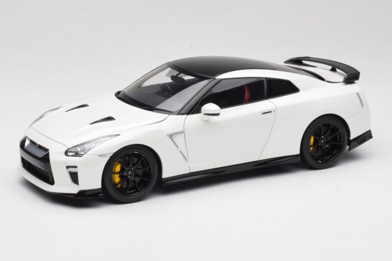 Nissan GT-R R35 Track Edition NISMO Pearl White MotorHelix 1:18 M83518 Kov