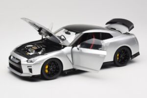 Nissan GT-R R35 Track Edition NISMO T-Spec Ultimate Metal Silver MotorHelix 1:18 M83517 Kov – obrázek 2 z 8