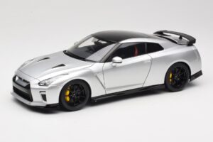 Nissan GT-R R35 Track Edition NISMO T-Spec Ultimate Metal Silver MotorHelix 1:18 M83517 Kov