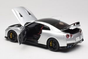 Nissan GT-R R35 Track Edition NISMO T-Spec Ultimate Metal Silver MotorHelix 1:18 M83517 Kov – obrázek 5 z 8