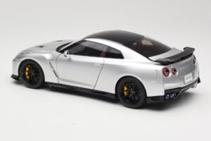 Nissan GT-R R35 Track Edition NISMO T-Spec Ultimate Metal Silver MotorHelix 1:18 M83517 Kov – obrázek 7 z 8