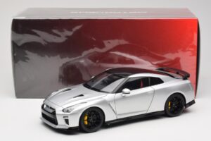 Nissan GT-R R35 Track Edition NISMO T-Spec Ultimate Metal Silver MotorHelix 1:18 M83517 Kov – obrázek 8 z 8