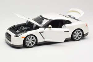 Nissan GT-R R35 Bílý Bburago 1:18 18-12079 Kov – obrázek 2 z 8