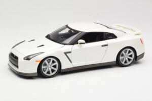 Nissan GT-R R35 Bílý Bburago 1:18 18-12079 Kov