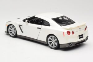 Nissan GT-R R35 Bílý Bburago 1:18 18-12079 Kov – obrázek 7 z 8