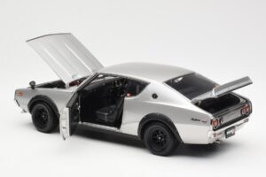 Nissan Skyline 2000 GT-R KPGC110 Stříbrný Kyosho 1:18 08255S Kov – obrázek 5 z 8