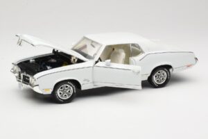 Oldsmobile Cutlass SX Bílý ERTL 1:18 33775 Kov – obrázek 2 z 8