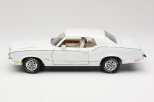 Oldsmobile Cutlass SX Bílý ERTL 1:18 33775 Kov – obrázek 4 z 8