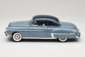 Oldsmobile 88 Modrý Grease Auto World 1:18 AWSS103/06 Kov – obrázek 4 z 8