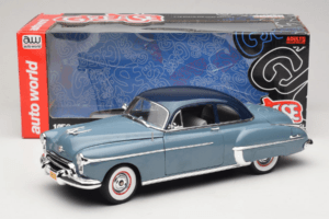 Oldsmobile 88 Modrý Grease Auto World 1:18 AWSS103/06 Kov – obrázek 8 z 8