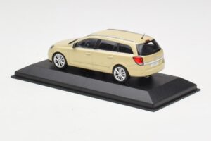 Opel Astra H Kombi Žlutý Minichamps 1:43 1799098 Kov – obrázek 3 z 4