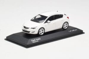 Opel Astra J Bílý Minichamps 1:43 400049001 Kov – obrázek 2 z 4