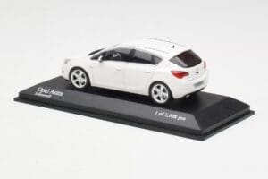Opel Astra J Bílý Minichamps 1:43 400049001 Kov – obrázek 3 z 4