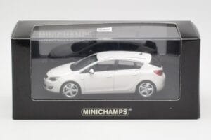 Opel Astra J Bílý Minichamps 1:43 400049001 Kov – obrázek 4 z 4