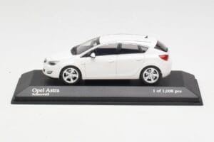 Opel Astra J Bílý Minichamps 1:43 400049001 Kov