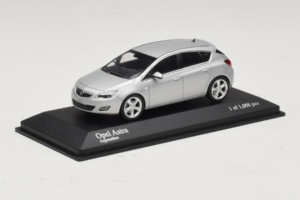 Opel Astra J Stříbrný Minichamps 1:43 400049000 Kov – obrázek 2 z 4