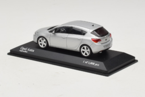 Opel Astra J Stříbrný Minichamps 1:43 400049000 Kov – obrázek 3 z 4