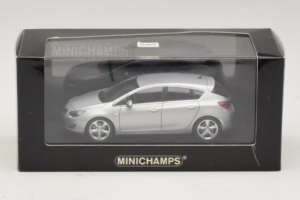 Opel Astra J Stříbrný Minichamps 1:43 400049000 Kov – obrázek 4 z 4