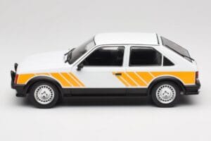 Opel Kadett D SR Bílý se Žlutým Dekorem MCG 1:18 MCG18534 Kov – obrázek 3 z 6