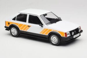 Opel Kadett D SR Bílý se Žlutým Dekorem MCG 1:18 MCG18534 Kov – obrázek 4 z 6