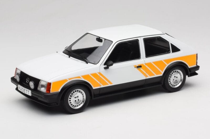 Opel Kadett D SR Bílý se Žlutým Dekorem MCG 1:18 MCG18534 Kov