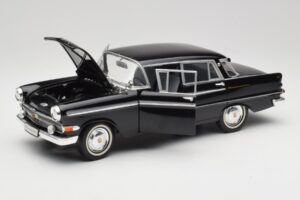 Opel Kapitan P2 Černý Revell 1:18 08821 Kov – obrázek 2 z 8