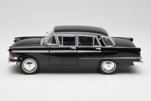Opel Kapitan P2 Černý Revell 1:18 08821 Kov – obrázek 4 z 8