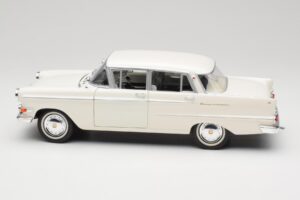 Opel Kapitan P2 Bílý Revell 1:18 08821-M1 Kov – obrázek 4 z 8