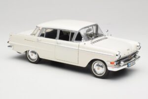 Opel Kapitan P2 Bílý Revell 1:18 08821-M1 Kov – obrázek 6 z 8