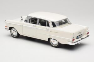 Opel Kapitan P2 Bílý Revell 1:18 08821-M1 Kov – obrázek 7 z 8