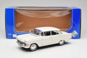 Opel Kapitan P2 Bílý Revell 1:18 08821-M1 Kov – obrázek 8 z 8