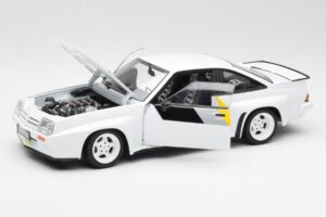 Opel Manta 400 Homologation Bílý Revell 1:18 8819 Kov – obrázek 2 z 8