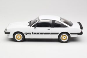 Opel Manta B Sport Bílý MCG 1:18 MCG18237 Kov – obrázek 3 z 6