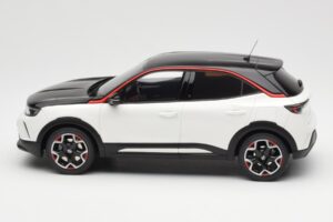 Opel Mokka-E GS Line Jada Bílý Otto 1:18 OT1045 Pryskyřice – obrázek 3 z 6